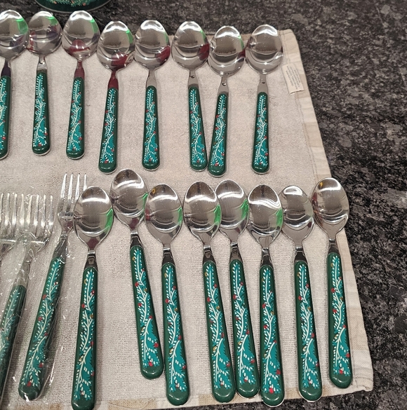 40 Piece Vintage Christmas Stainless Steel Silverware With Collector's Tin - Picture 4 of 7